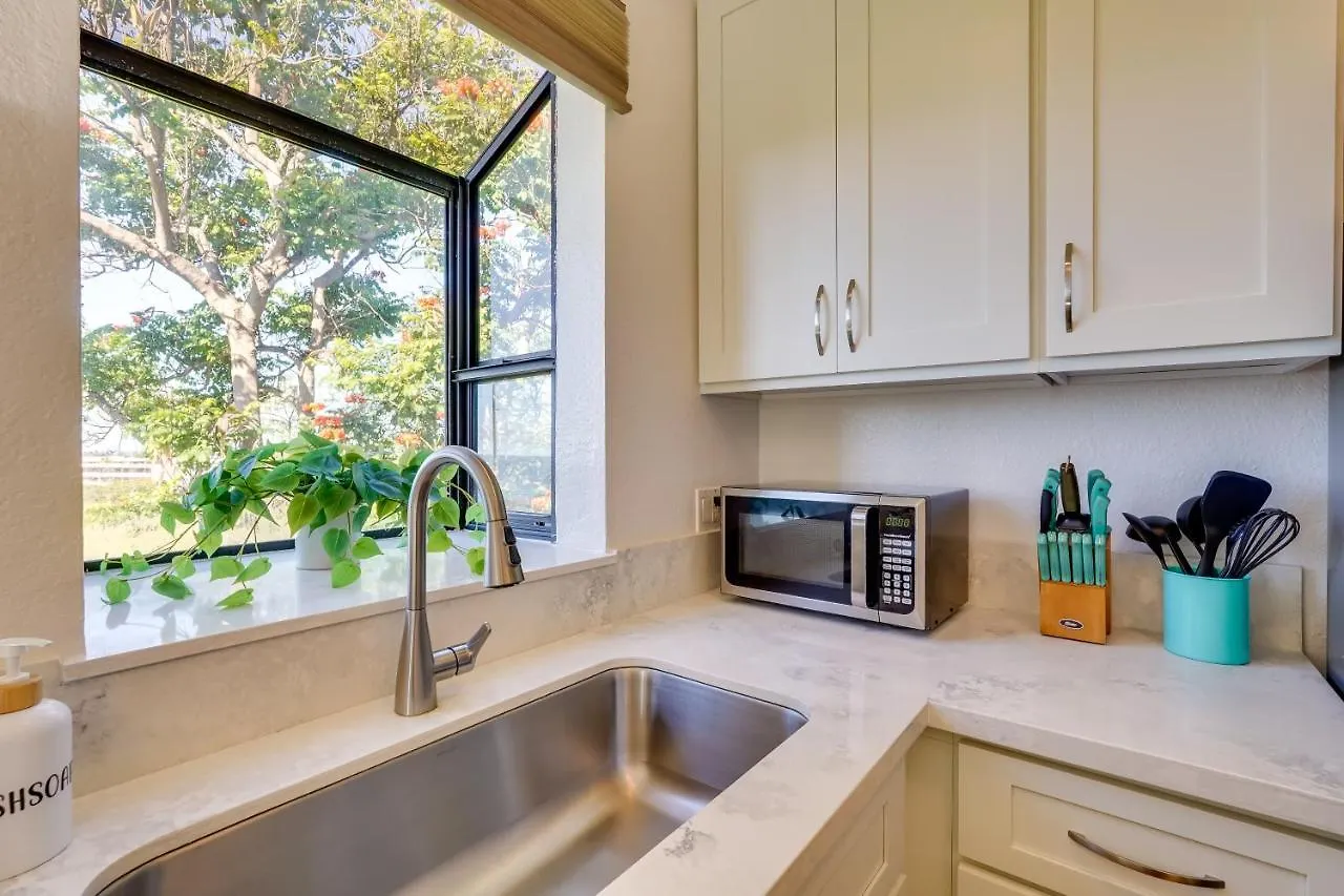 Top-Floor Kailua Bay Resort Condo With Ocean Views! Kailua-Kona
