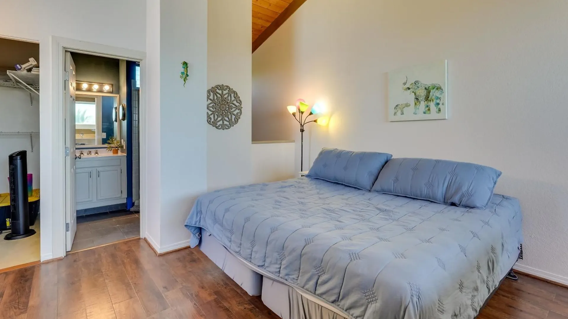 Top-Floor Kailua Bay Resort Condo With Ocean Views! contacts